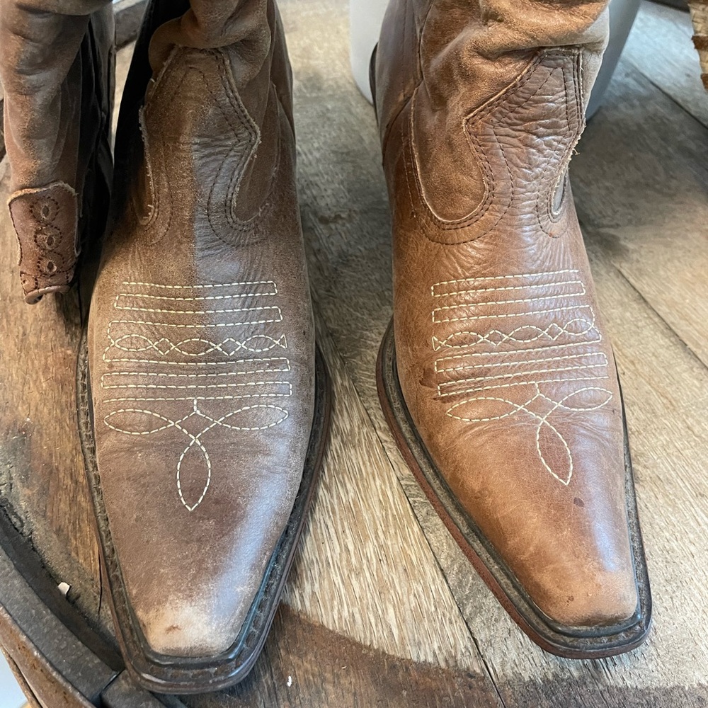 Saddle cowboy boots. Woman